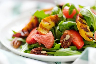 Sağlıklı yiyecekler. Masada lezzetli meyve salatası