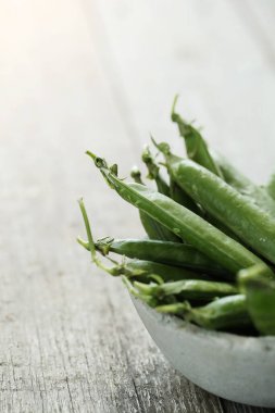 Sebzeler. Masadaki yeşil bezelyeler