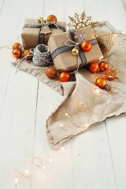 Noel hediyeleri masada.