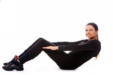 genç bir kadın beyaz zemin üzerine izole fitness egzersizleri yapıyor