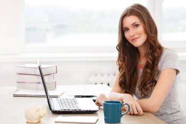 Öğrenci, ofis. Masanın yanında sevimli, güzel bir kadın var.