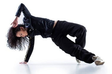 Beyaz arka planda hip-hop dansçısı