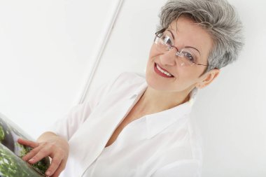 Yaşlılar. Dergisi olan mutlu kadın.