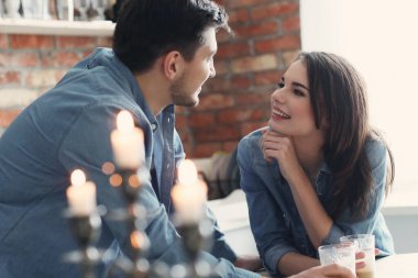 Harika bir çift mutfakta kahve içiyor.