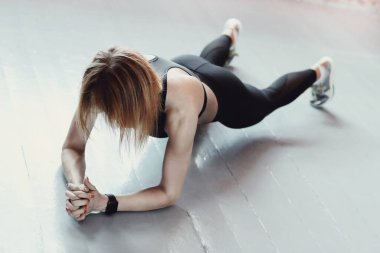 Spor salonu ve spor konsepti, spor salonunda genç kadın eğitimi.