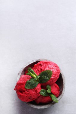 - Dondurma. Lezzetli, kasede çilekli dondurma.