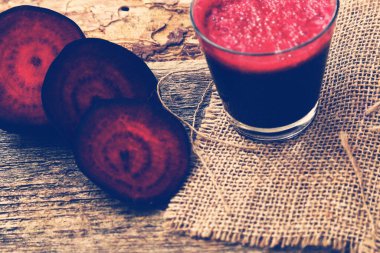 Tahta bir masada pancar suyu.