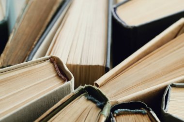 Okuyorum. Kitaplar masaya.