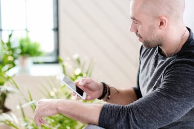 Yaşam tarzı. Evdeki yakışıklı adam.