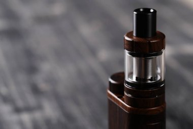 Tahta masada buharlaştırma cihazı var.