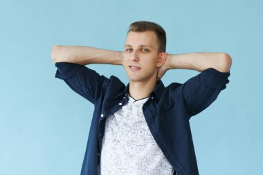 mavi bir arka plan üzerinde yakışıklı adam