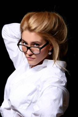 Genç öğrenci kız siyah arka plan üzerine inek gözlük