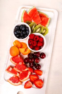 Yaz. Lezzetli meyveler masada.