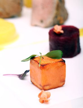 Masadaki gurme yemeklerini kapat.