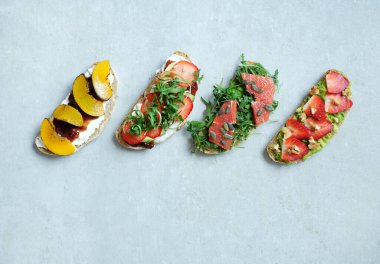 Yiyecekler. Masadaki tatlı sandviç.