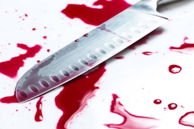 Cinayeti. Kan gölünde bıçak.