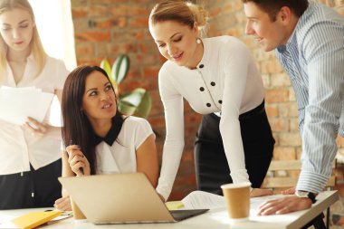 Konferans sırasında modern ofiste çalışan iş adamları