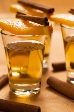 Viski, limon ve tarçın