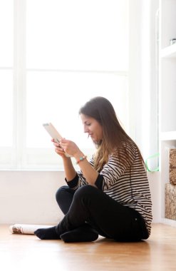 Evde tabletli mutlu kız.