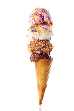 Dört top dondurmalı waffle külahı beyaz üzerine izole edilmiş.