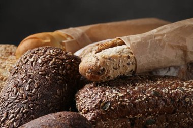 Ekmek somunu masada.