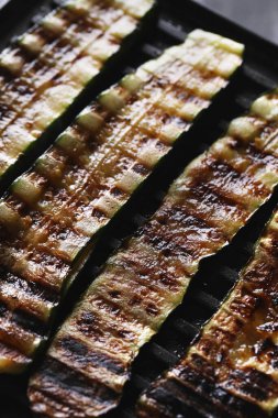 Yiyecekler. Tepside ızgara sebze.