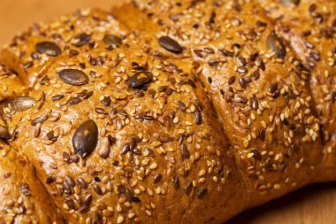 Fırın. Masadaki taze ekmek.