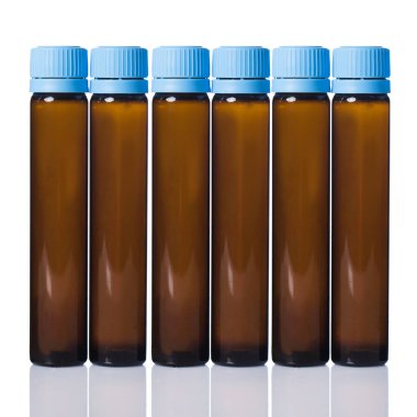 Beyaz arka planda aşıyla dolu bir şişe.