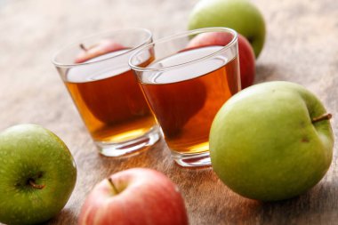 Masada elmalı bir bardak elma suyu.