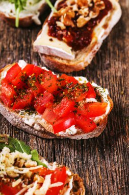 Yiyecekler. Lezzetli mezeler masada.