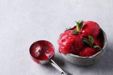 - Dondurma. Lezzetli, kasede çilekli dondurma.