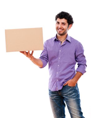 kutuları beyaz arka plan üzerinde taşıyan genç ve yakışıklı adam