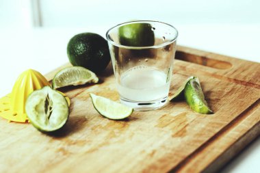 Citrus. Tahtada sulu limon