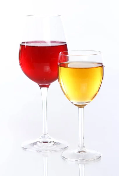 Bicchieri Con Vino Frutta Con Riflesso — Foto Stock