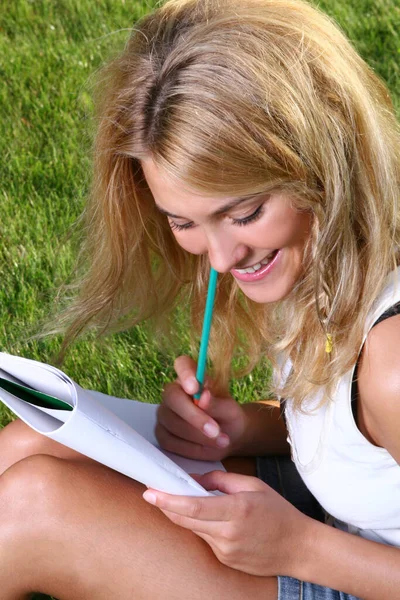 Mooie Jonge Gelukkige Vrouw — Stockfoto