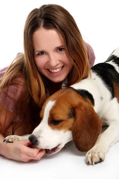 Jovem Feliz Brincando Com Seu Cão Fundo Branco — Fotografia de Stock