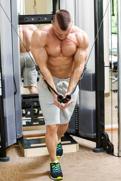Fitness Kulturistika Mocný Muž Během Cvičení — Stock fotografie