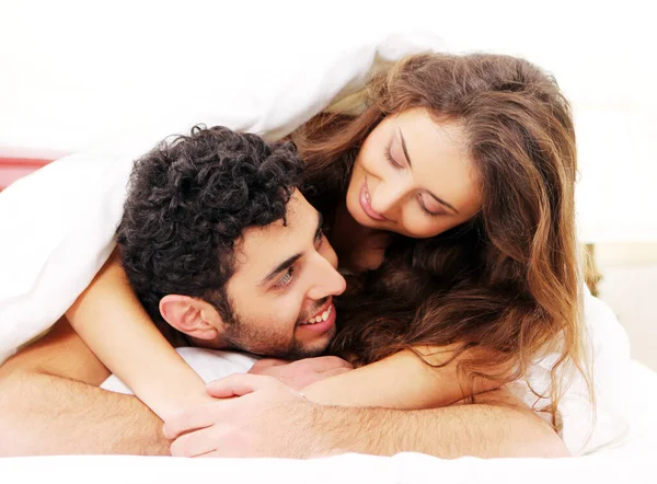 Portrait Happy Young Couple Relaxing Together Bed — Stock Photo, Image