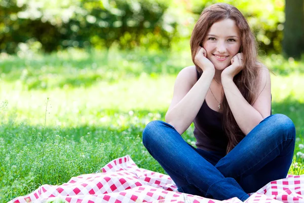 Retrato Jovem Bela Menina Sorridente Parque — Fotografia de Stock