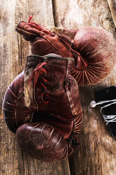 Boxningshandskar Trägolvet — Stockfoto