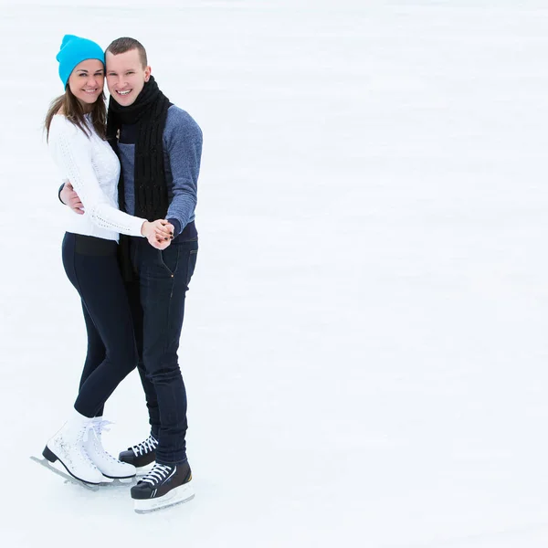 Casal Bonito Atraente Pista Gelo — Fotografia de Stock