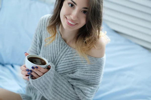 Kahvaltıda Bir Fincan Kahveli Kadın — Stok fotoğraf