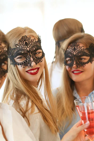 Mulheres Jovens Comemorando Despedida Solteira Estúdio — Fotografia de Stock