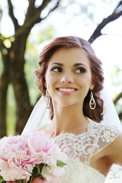 Портрет Красивой Молодой Невесты Парке — стоковое фото
