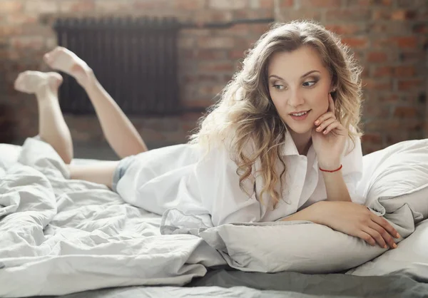 Bedtijd Mooi Meisje Het Bed — Stockfoto