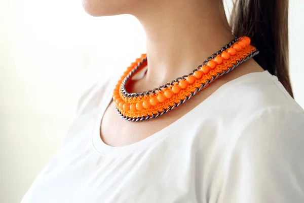 Vrouw Oranje Ketting — Stockfoto