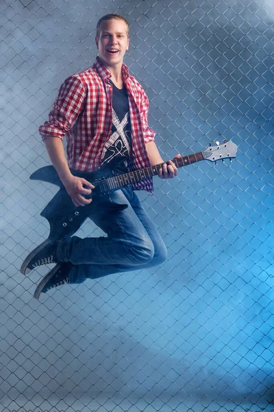Jonge Muzikant Met Elektrische Gitaar — Stockfoto