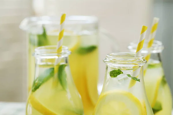 Limonade Erfrischendes Getränk Auf Dem Tisch — Stockfoto