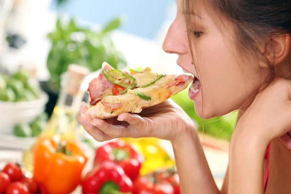 Hermosa Mujer Con Pizza Cocina — Foto de Stock