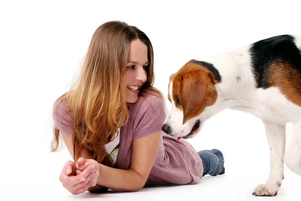 Gelukkig Jong Vrouw Spelen Met Haar Hond Wit Achtergrond — Stockfoto